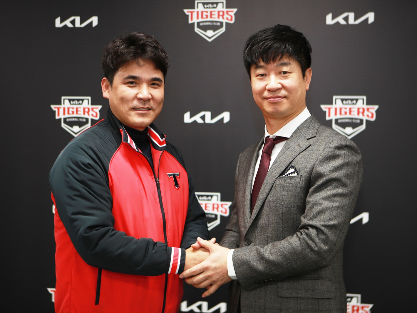 KBO Korean National Team coach Jongkook Kim takes over as Kia Tigers