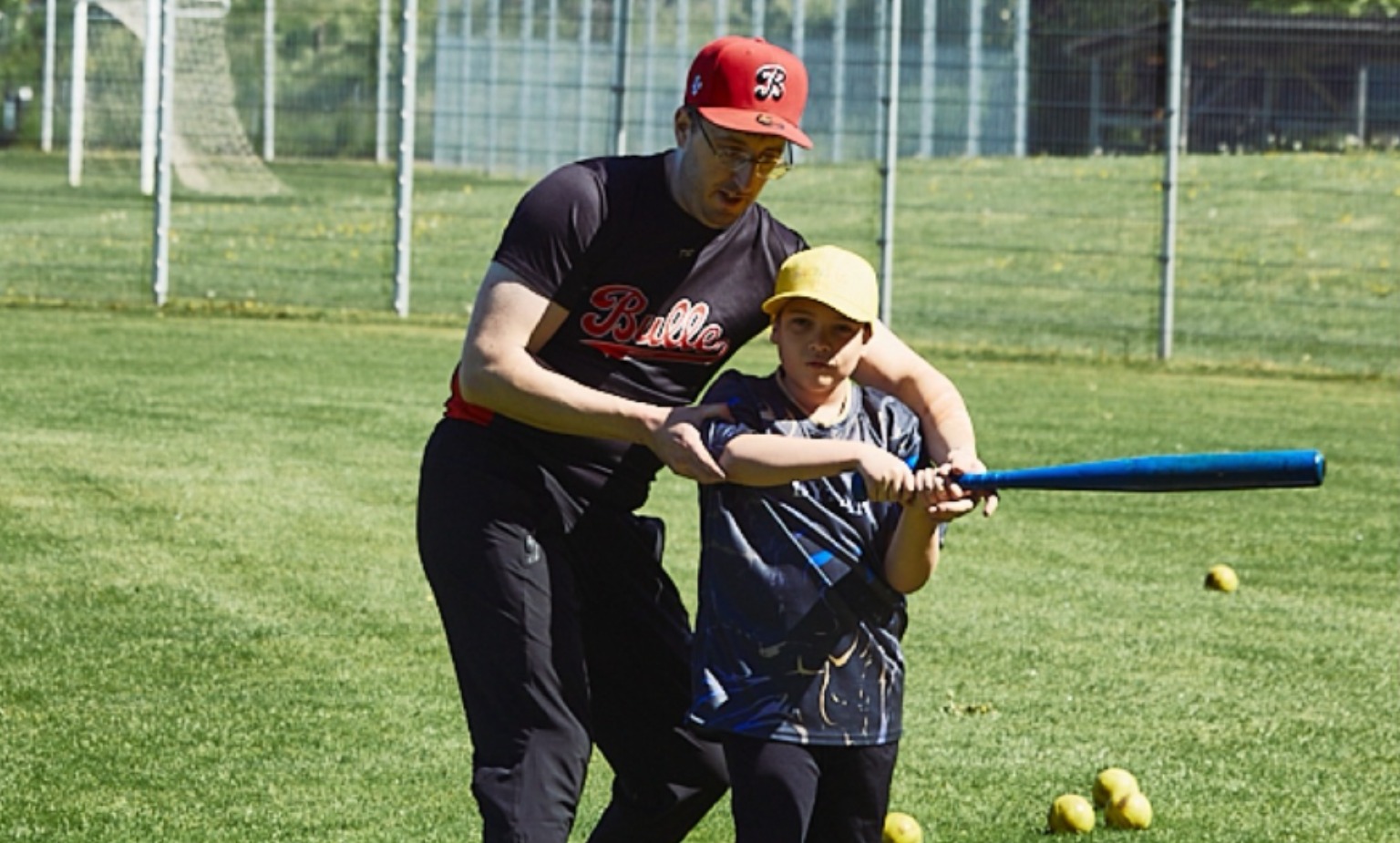 Promoviendo que los niños se mantengan activos a través del deporte: el béisbol, protagonista en el Festival Comunitario Suizo
