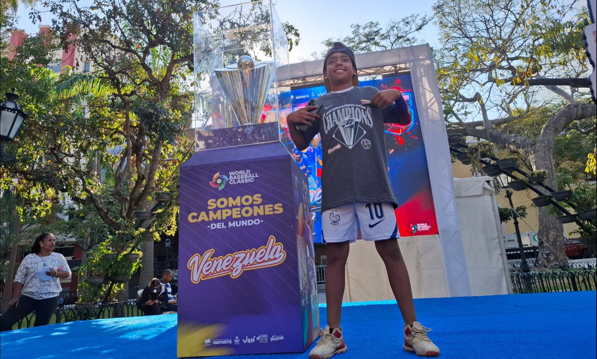 Campeones del Clásico Mundial de Béisbol, Venezuela lleva el trofeo por todo el país