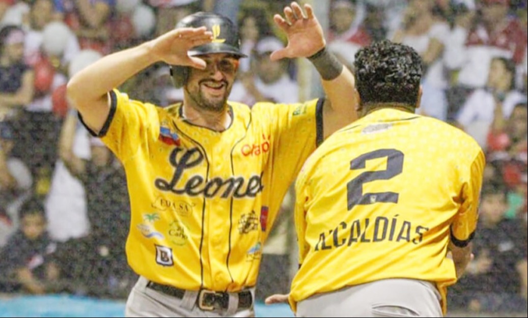 Primer triunfo leonés en duelo de batazos