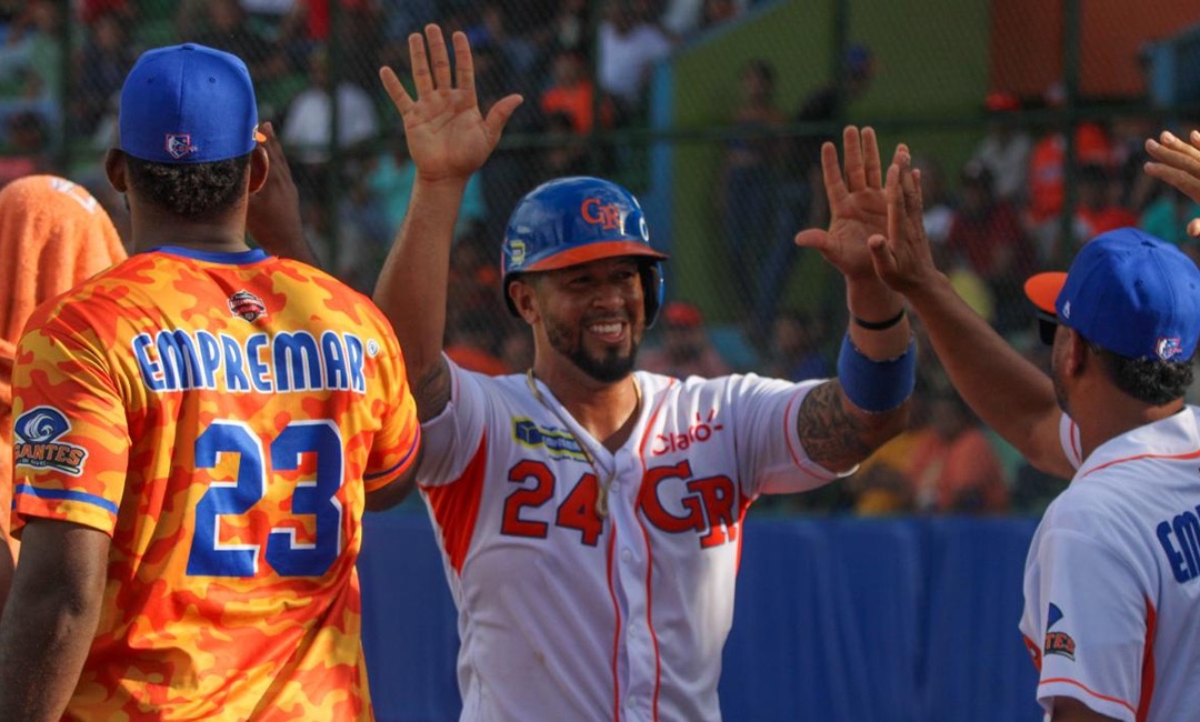 Los Gigantes remontan ante Leones para mantener el invicto