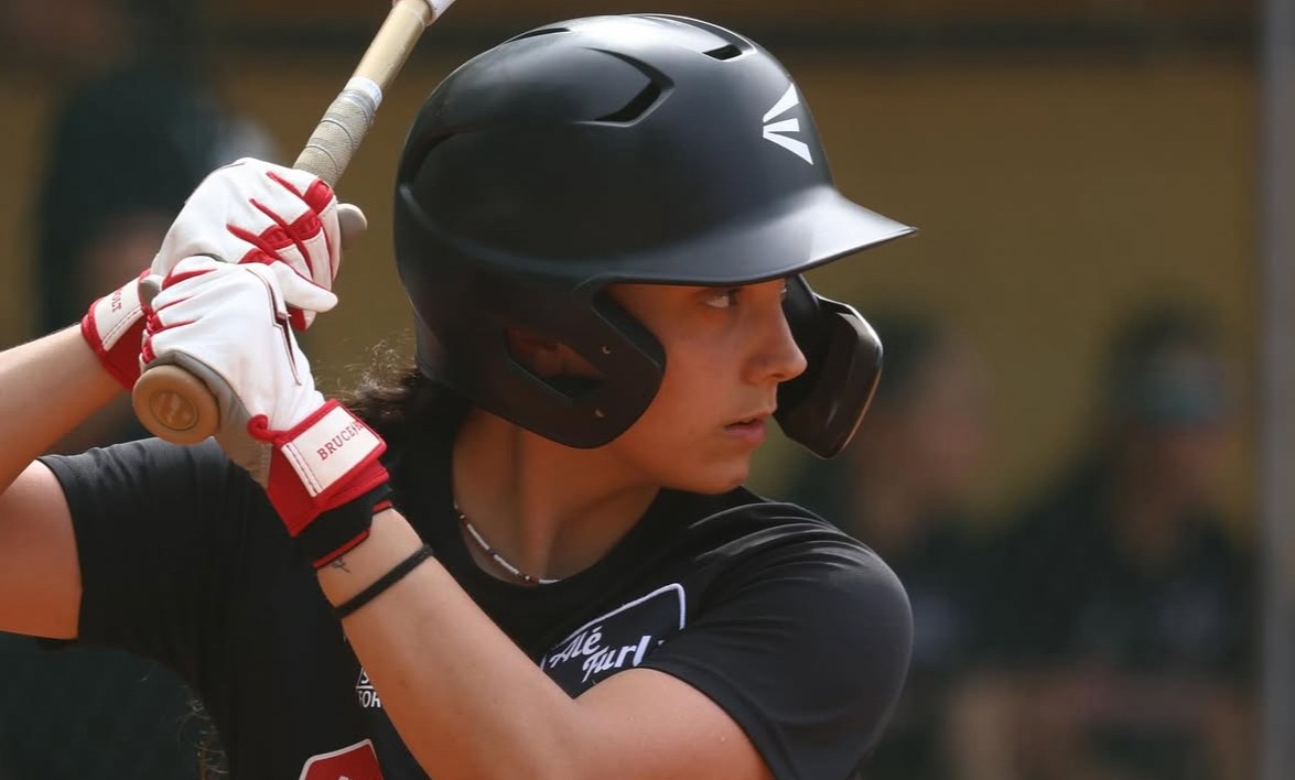 Ana lucia pineda porn met at the door by a big booty cutie