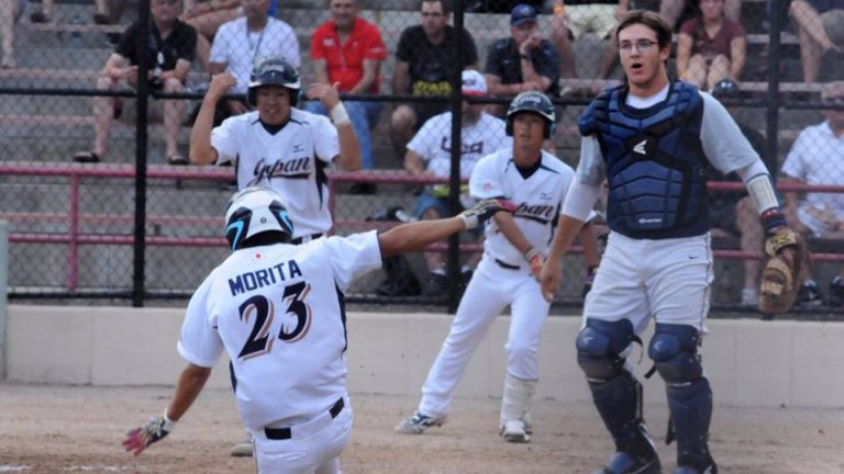J-100 avant le premier lancer du Championnat du Monde de Softball Masculin Junior WBSC