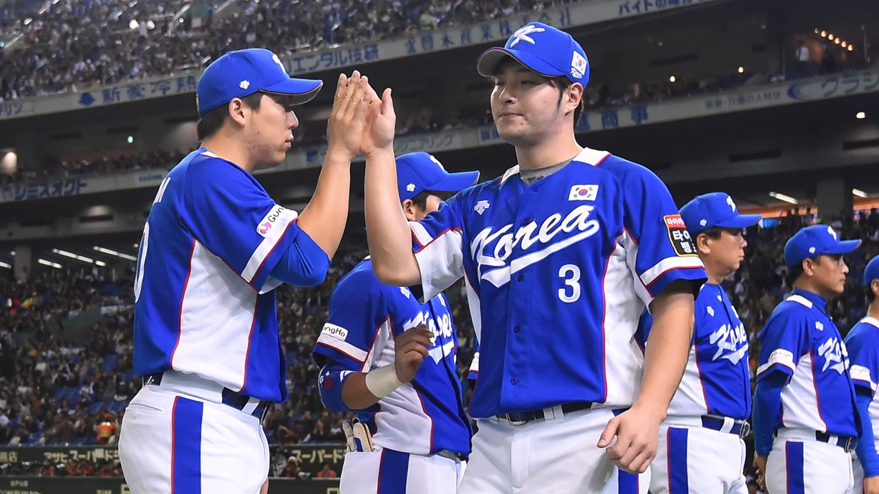 Las estrellas de la Premier 12 WBSC 2015 Hyun-soo Kim y Byung-ho Park ganan los premios de bateo KBO 2018