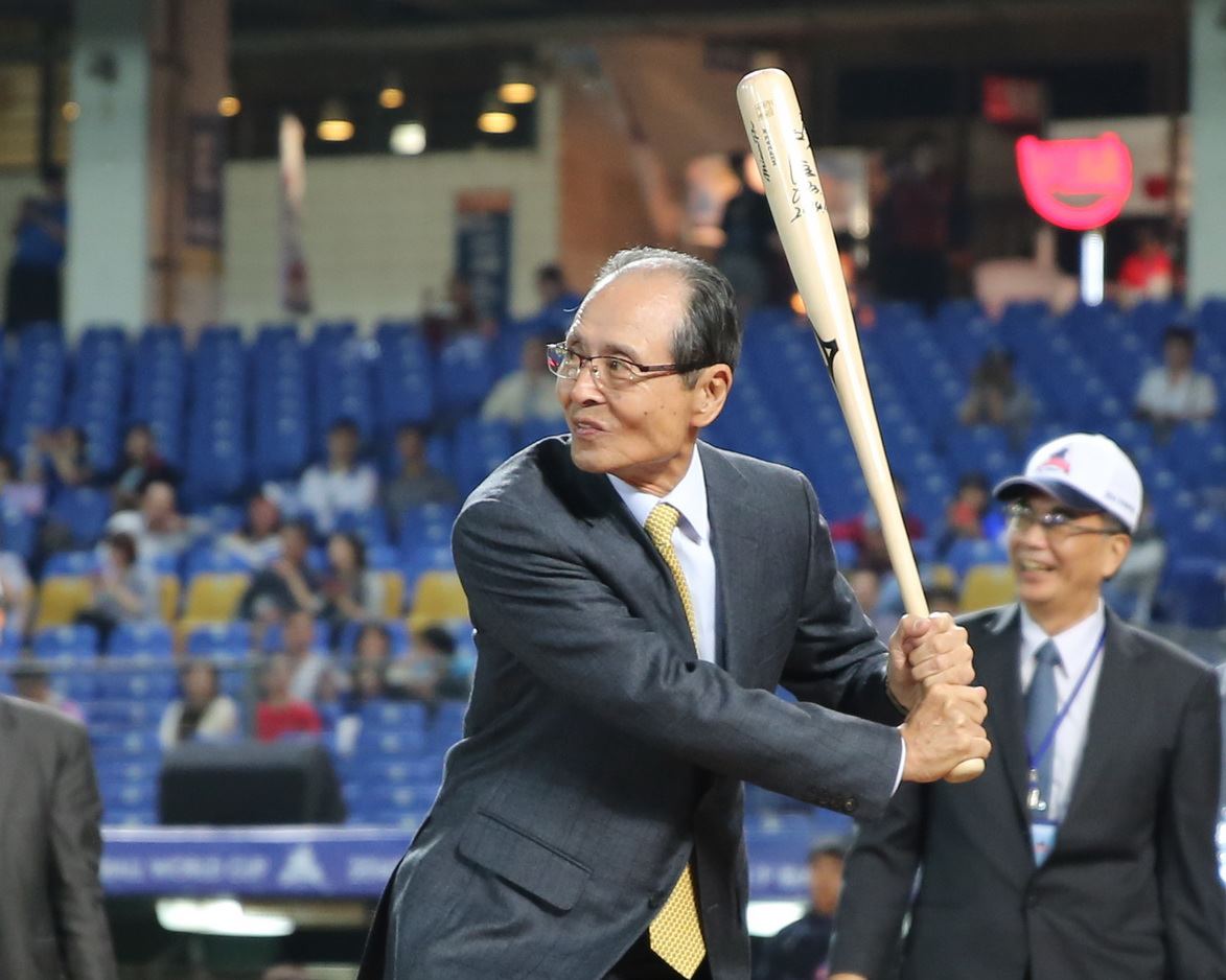 La leyenda Sadaharu Oh deja que el bate hable, inaugural la Copa Mundial de Béisbol WBSC U-21 con ‘swing de honor inicial’