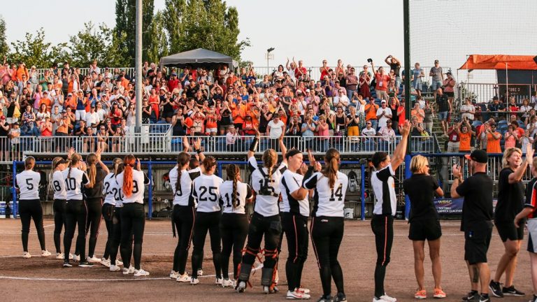 Netherlands tops Spain, advances to Super Round