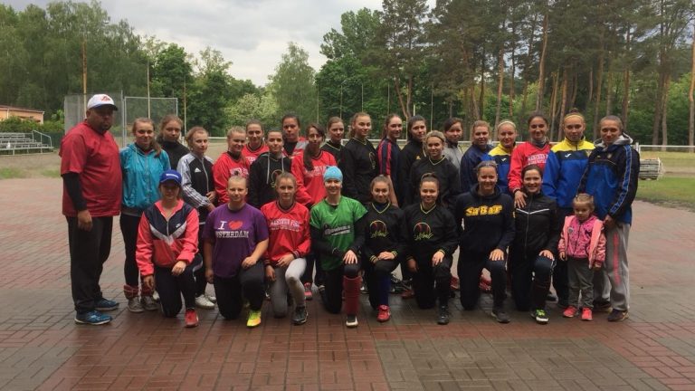 La WBSC organise des formations de lancer au softball en Ukraine