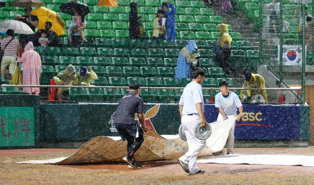 Rain delayed the last game of Day 1 of the super round