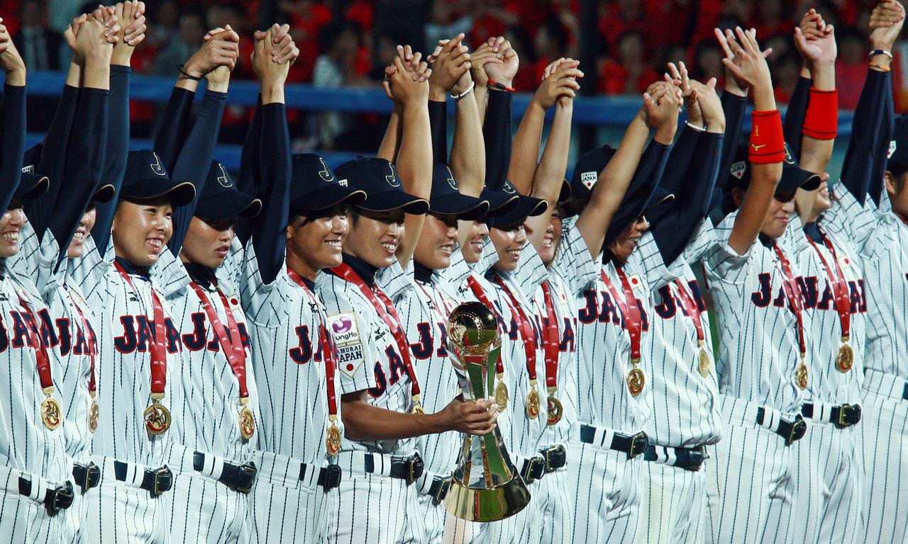 優勝トロフィーが日本の野球殿堂博物館で公開 女子ベースボールワールドカップ2016　
